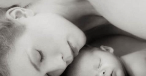 Read more about the article Voce Sabe Até Que Idade Os Bebês Devem Dormir Na Cama Da Mamãe?