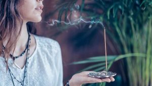 Read more about the article A Magia Do Incenso e Seu Significado De Acordo Com o Seu Cheiro