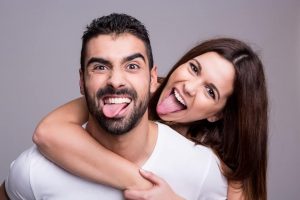 Read more about the article O Que Faz Um Relacionamento Durar é Contar Piadas e Fazer Seu Parceiro Rir, Diz a Ciência