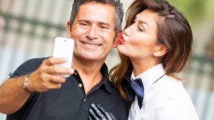 Read more about the article 9 Benefícios Em Namorar Um Homem De 50 Anos